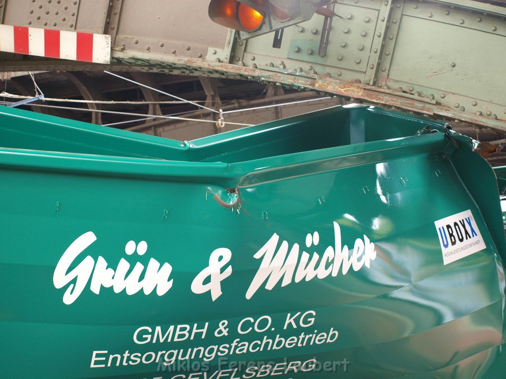 Container LKW blieb an Bruecke haengen Koeln Deutz Deutz Muelheimerstr P59.JPG